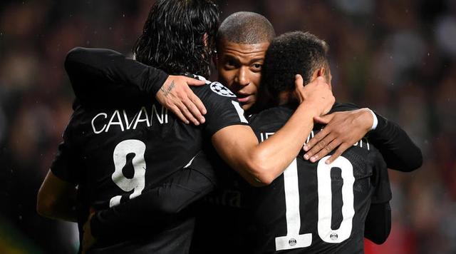 内马尔从中场跑回禁区开门球，结果队友直接开大脚让他无语（内马尔自中场折返准备主罚球门球，队友却一脚大脚解围令其无语）