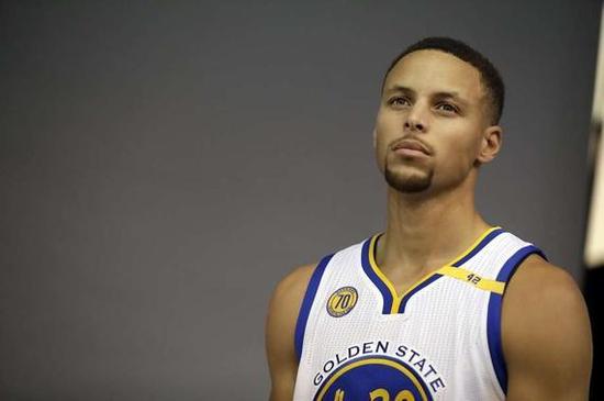 欧冠半场：克瑙夫打破僵局，法兰克福1-0巴塞罗那（欧冠半场战报：克瑙夫先拔头筹，法兰克福暂1-0领先巴塞罗那）