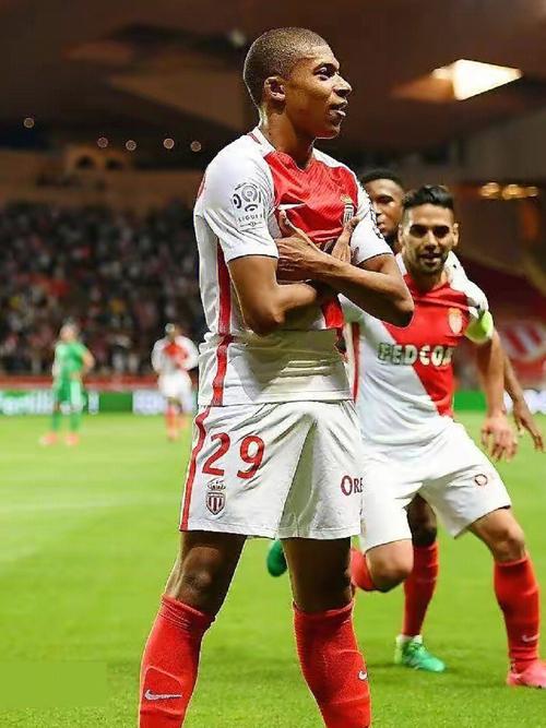 带领桑托斯成功逃离降级区，内马尔赛后动情落泪（内马尔率桑托斯脱离降级区，赛后激动落泪）