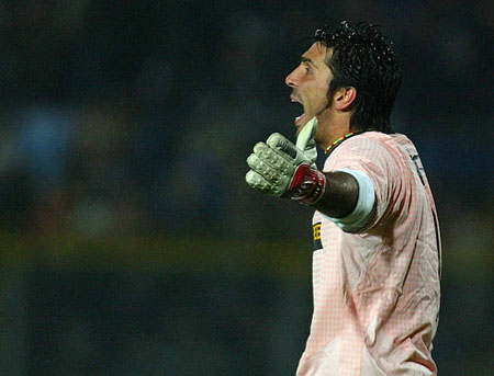 阿斯：皇马绝不会通过竞价来引援中卫，专注于合同到期的球员（阿斯报称：皇马拒绝为中卫引援竞价，转而瞄准合同到期球员）