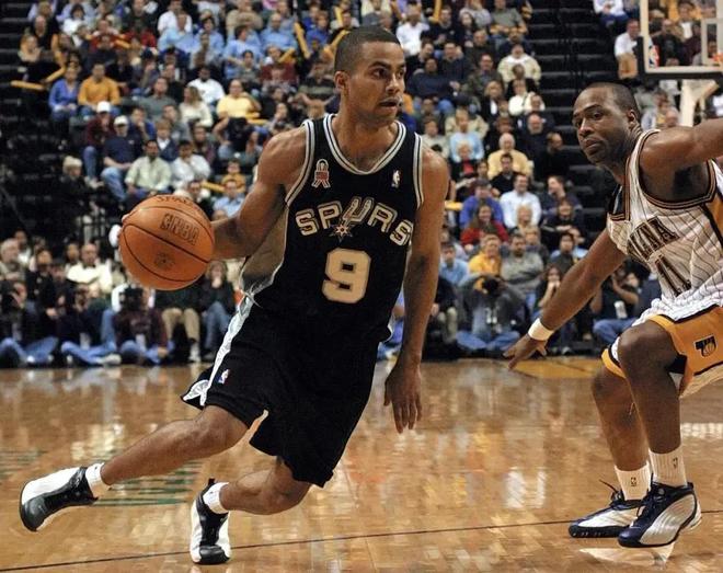 普拉蒂尼等尤文传奇与一线队见面，并参观海瑟尔惨案纪念碑（普拉蒂尼等尤文名宿与一线队会合，赴海瑟尔惨案纪念碑致敬）