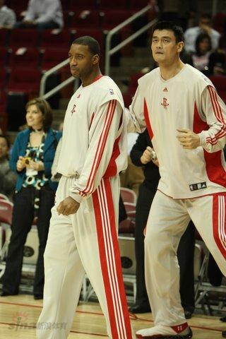 杨鸣：辽宁男篮进入新老更替时期，先打进季后赛再图发展（杨鸣：辽篮处于新老交替阶段，先确保季后赛资格再谋发展）