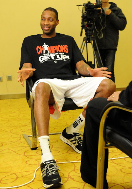 足球报：梅州客家经济困难无法妥善解决，也没总经理主持局面（足球报：梅州客家财务困境未能有效化解，总经理缺位无人主事）