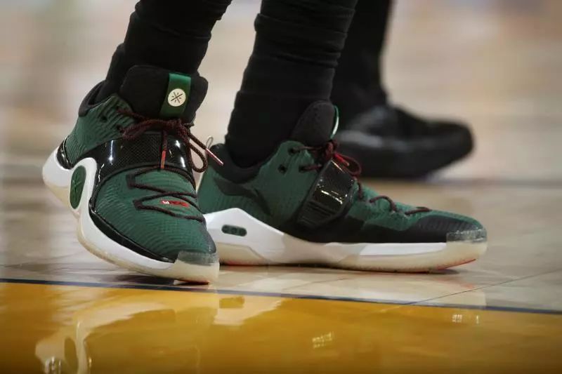 佳夫：作为后卫单场比赛进俩球不常见；沃尔特马德是顶级前锋（佳夫：后卫单场梅开二度实属罕见，沃尔特马德堪称顶级前锋）