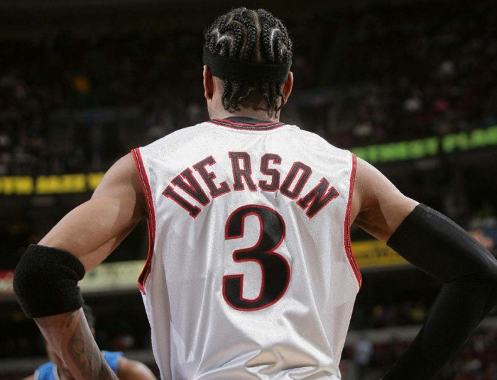 皇马本泽马梅开二度助球队取胜（本泽马双响助皇马告捷）