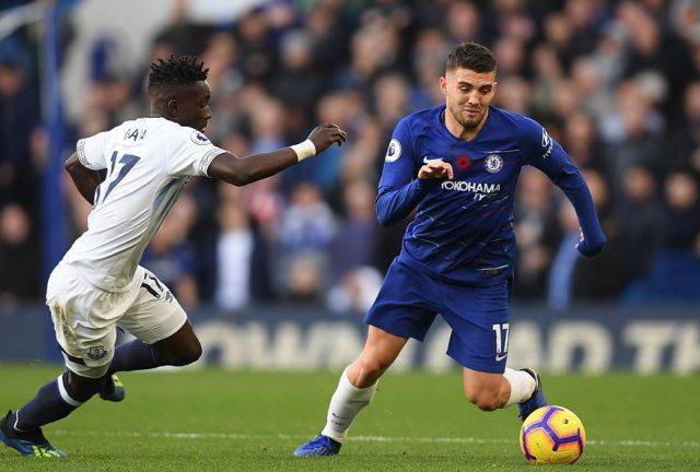 马卡：皇马中场控制力下降，球队传球路线被迫向边路转移（马卡：皇马中场掌控力下滑，出球更多被迫转向两翼）