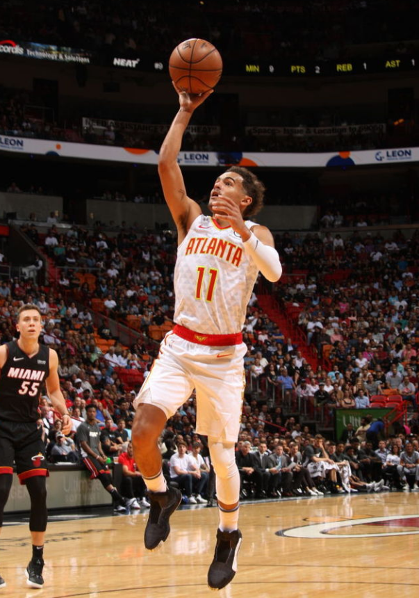 劳塔罗飞铲罗伯逊染黄，国米战利物浦上半场13分钟现争议（国米vs利物浦上半场第13分钟爆争议：劳塔罗飞铲罗伯逊被黄牌警告）